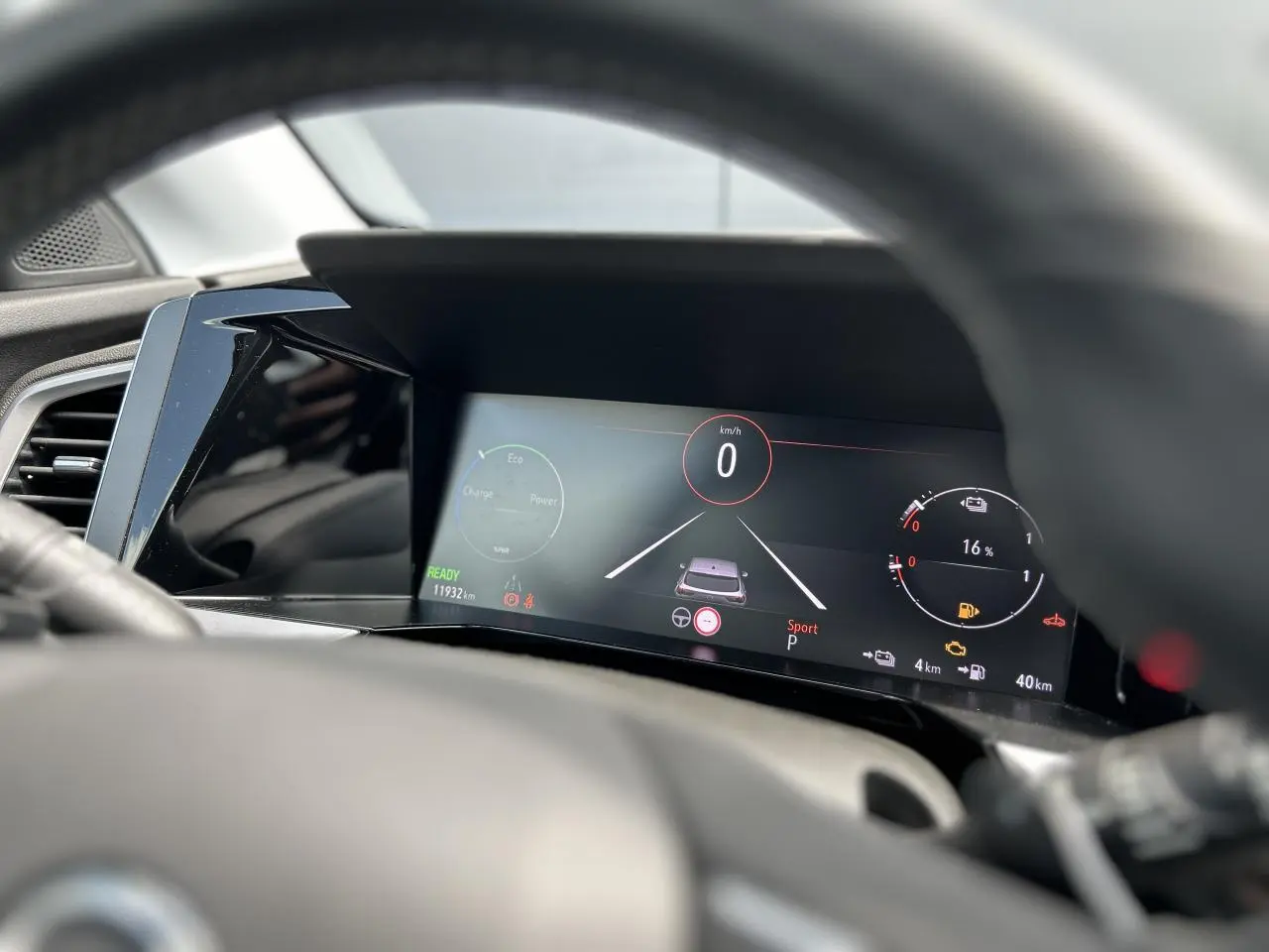 Tableau de bord numérique de l'Opel Grandland 1.6 Hybrid 225, affichage mode Sport et indicateurs clairs.