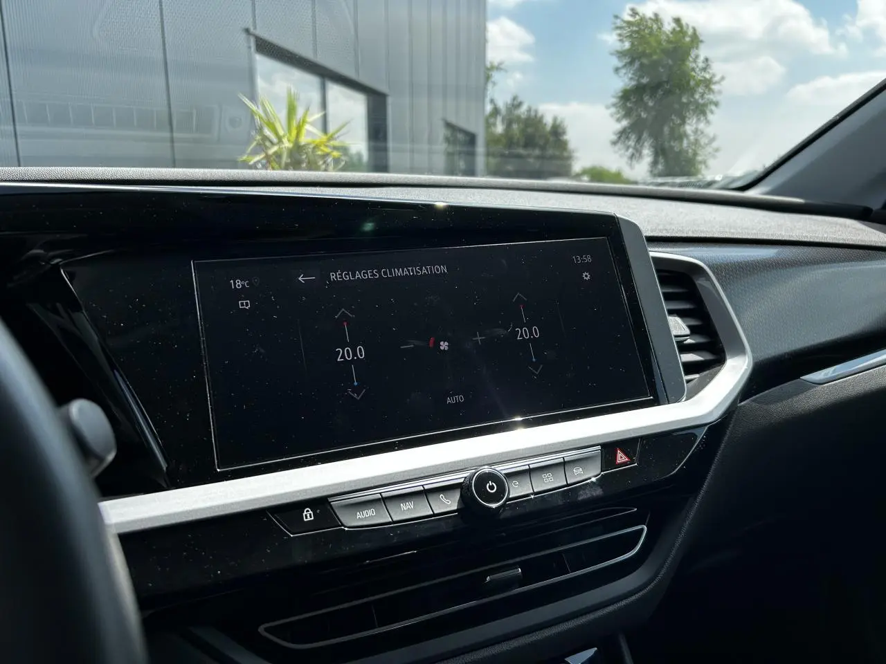 Écran tactile central affichant les réglages de climatisation du tableau de bord de l'Opel Grandland 2022.