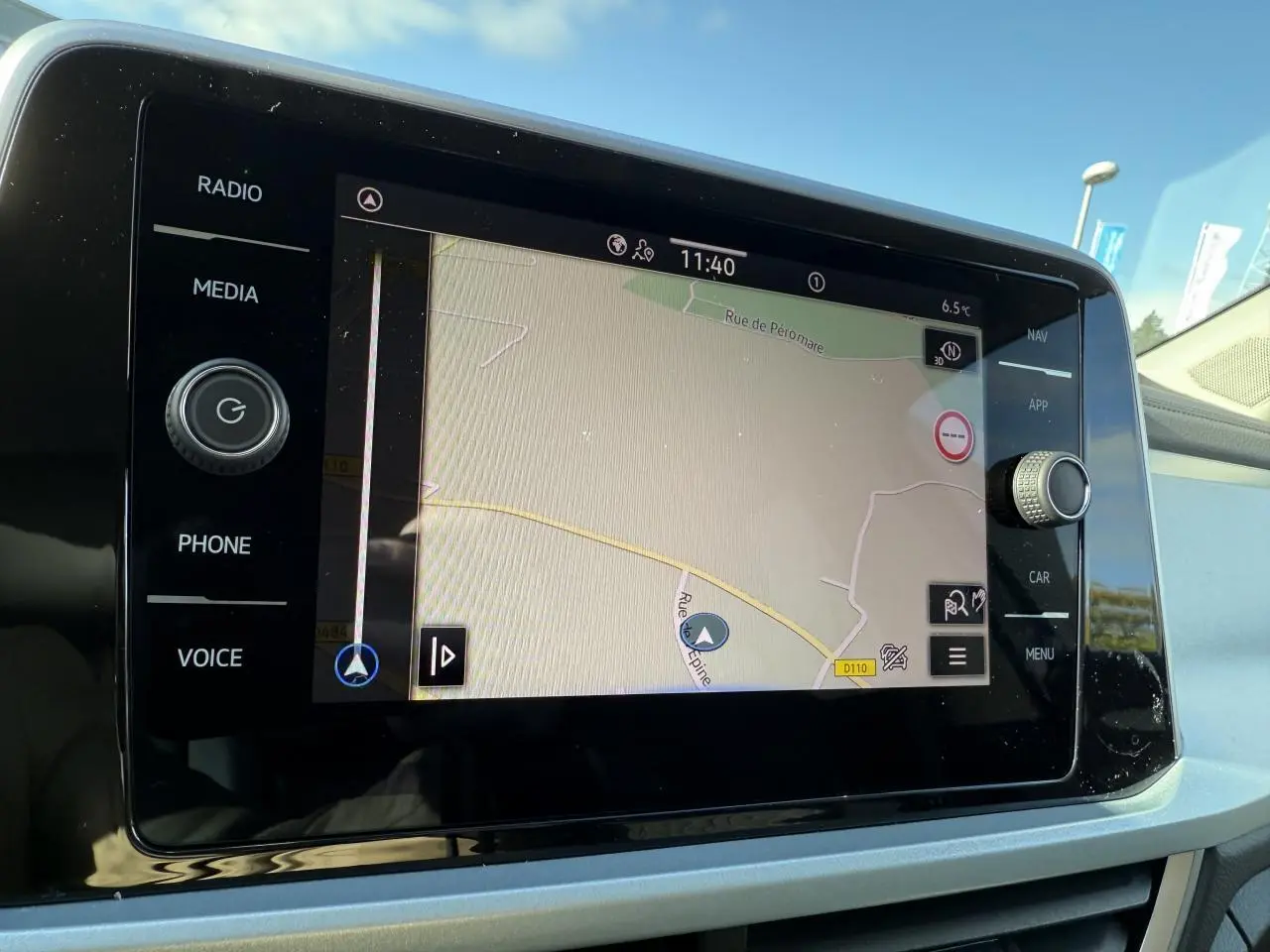 Écran tactile 8 pouces du système de navigation Discover Media dans l’habitacle du Volkswagen T-Roc 2025.