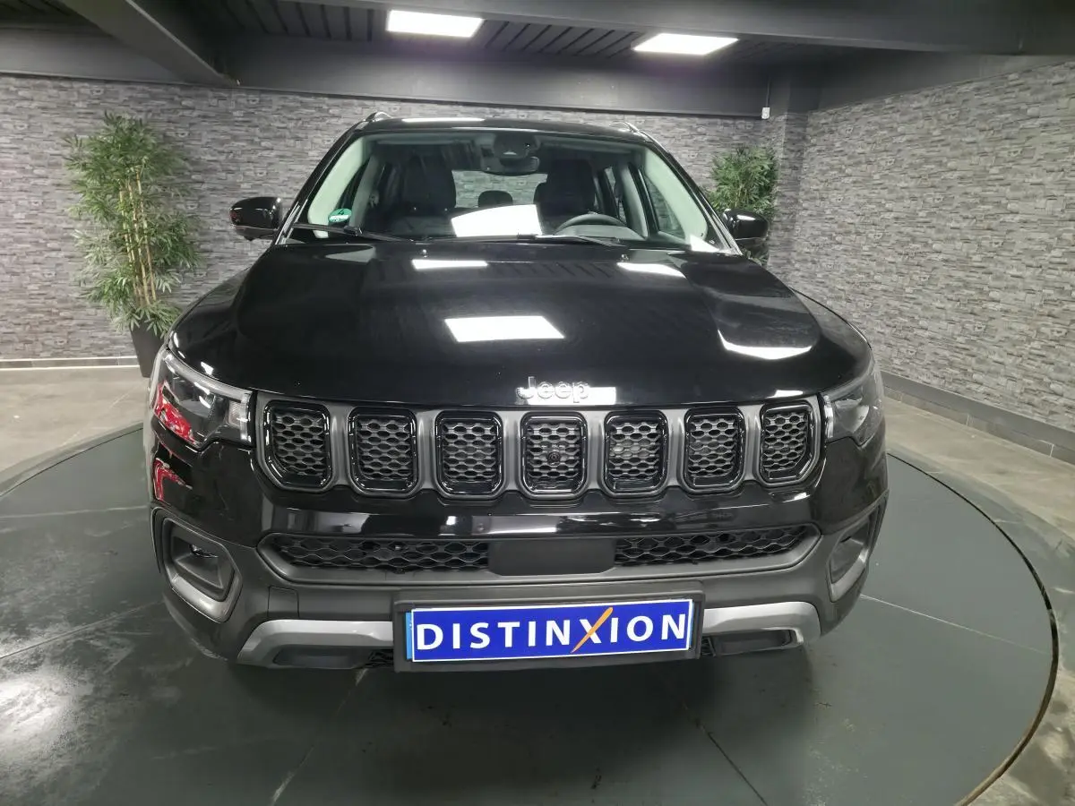 Vue frontale d'un Jeep Compass noir 2024 avec calandre distinctive et plaque d'immatriculation Distinxion.