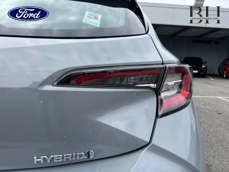 Gros plan sur le feu arrière droit gris Manhattan métallisé de la Toyota Corolla 122h Dynamic Business MY19 hybride.