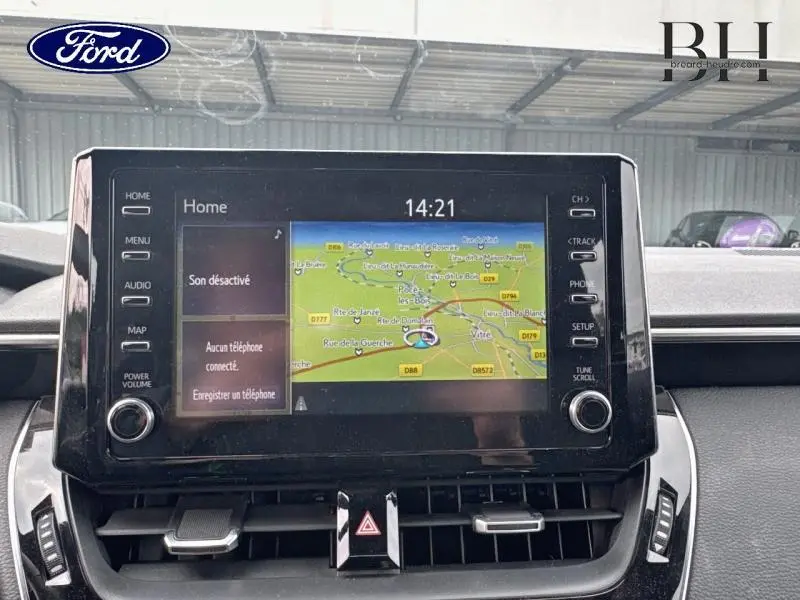 Vue rapprochée de l’écran tactile central avec navigation GPS dans l’habitacle d’une Toyota Corolla gris Manhattan.