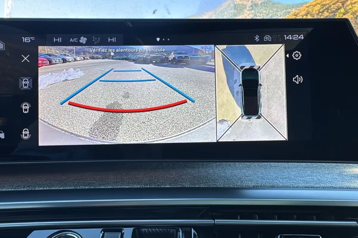 Écran multimédia du Peugeot 3008 Hybrid blanc, affichant la caméra de recul et la vue 360° en intérieur.