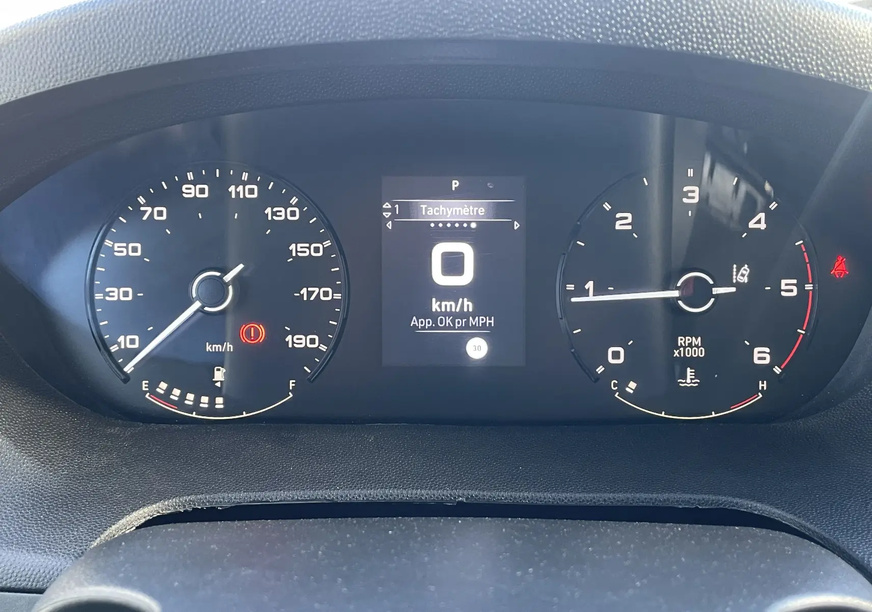 Vue rapprochée du tableau de bord du Peugeot Boxer Fourgon blanc 2025, affichage digital et compteurs analogiques.