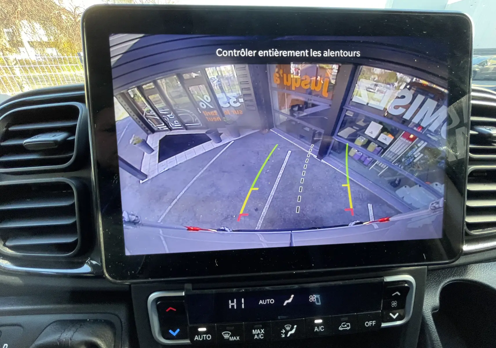 Vue intérieure de l’écran de caméra de recul du Peugeot Boxer Fourgon blanc, affichant l’arrière du véhicule en stationnement.