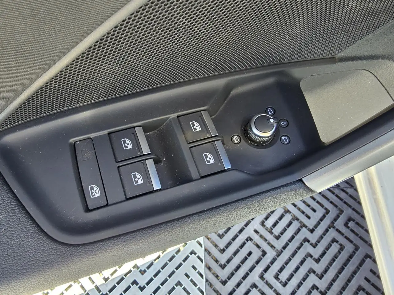 Gros plan sur la commande des vitres et rétroviseurs côté conducteur de l'Audi A3 Sportback blanc Arkona.