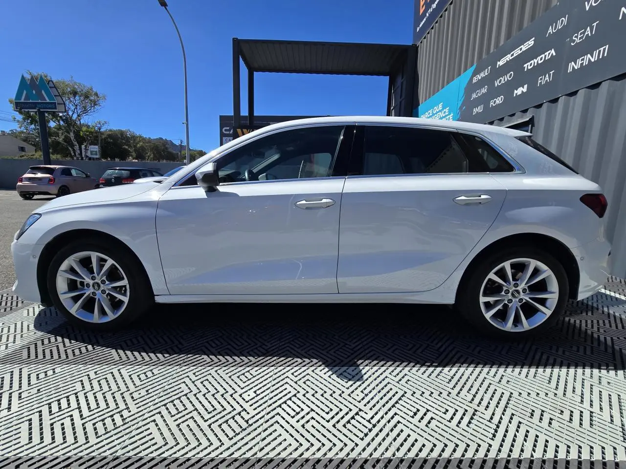 Audi A3 Sportback blanc Arkona vue de profil côté gauche, avec jantes alliage 5 branches parallèles.