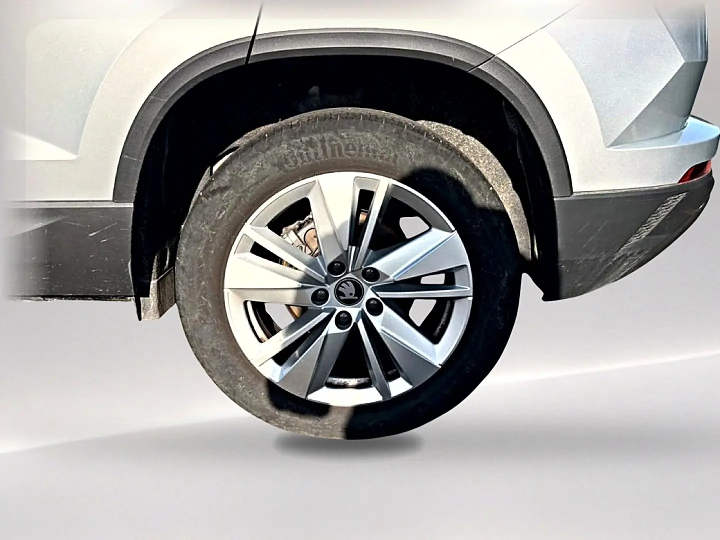 Gros plan sur la roue arrière droite grise d’un Skoda Karoq 1.5 TSI 150 avec jante alu à plusieurs branches.