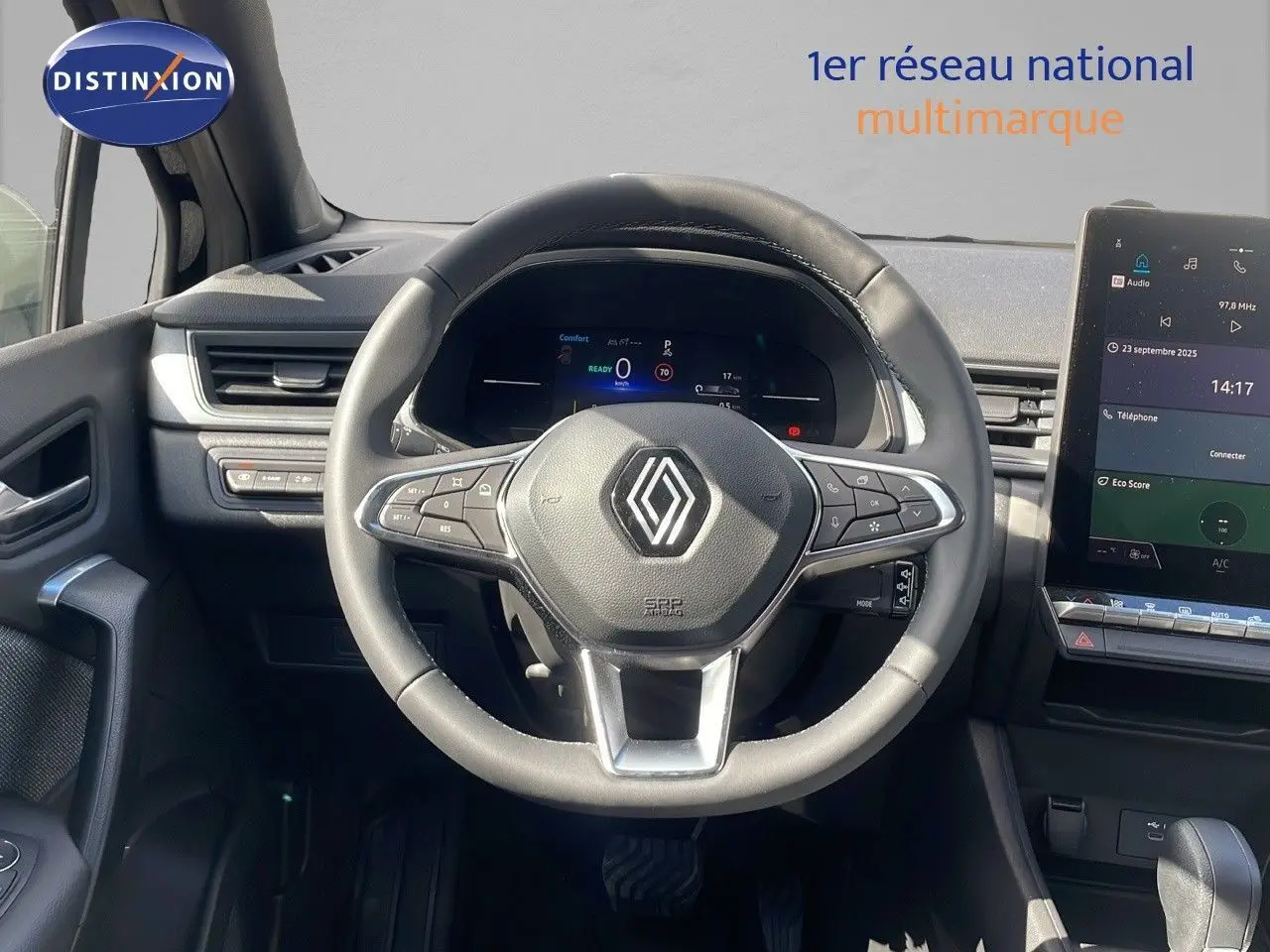 Vue centrée sur le volant noir du Renault Captur 2025 avec tableau de bord numérique et écran tactile à droite.