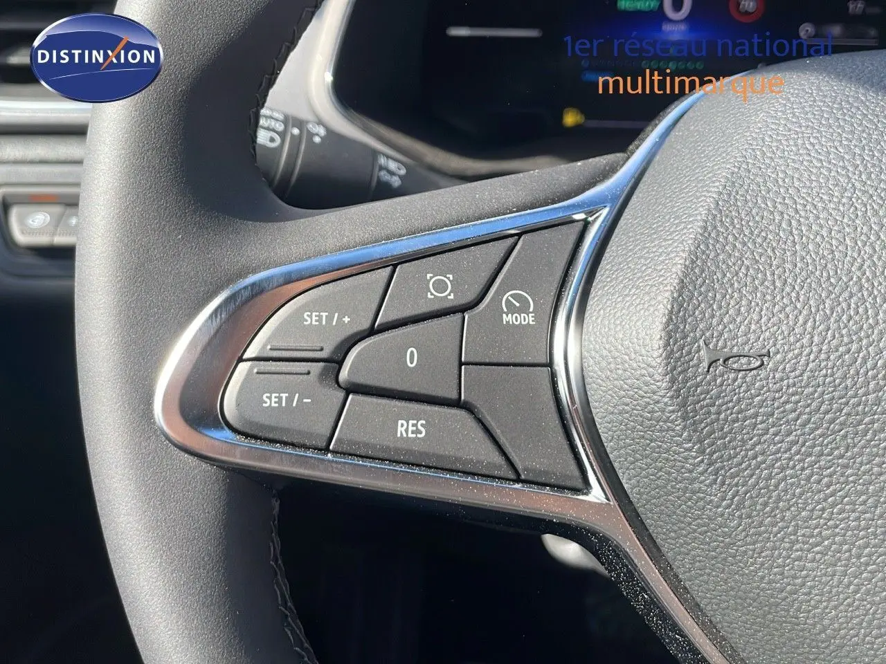 Gros plan sur les commandes gauche du volant du Renault Captur 2025, finition noire avec insert chromé.