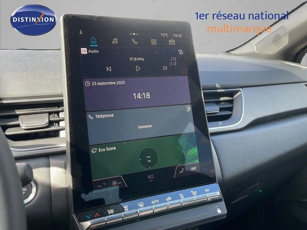 Écran tactile central du Renault Captur 2025 affichant radio, téléphone et score éco, intérieur gris et noir.