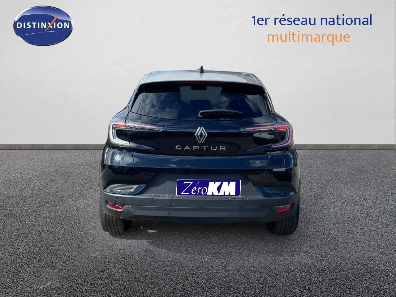 Vue arrière d'un Renault Captur noir étoile métal avec toit gris, mettant en valeur son design moderne et compact.