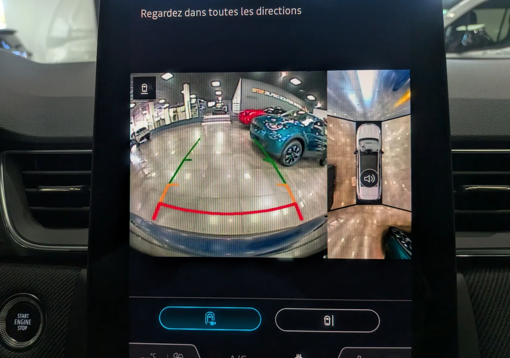 Affichage caméra 360° du Renault Captur E-TECH bleu Iron avec toit noir, vue arrière et plan en plongée intérieur véhicule.