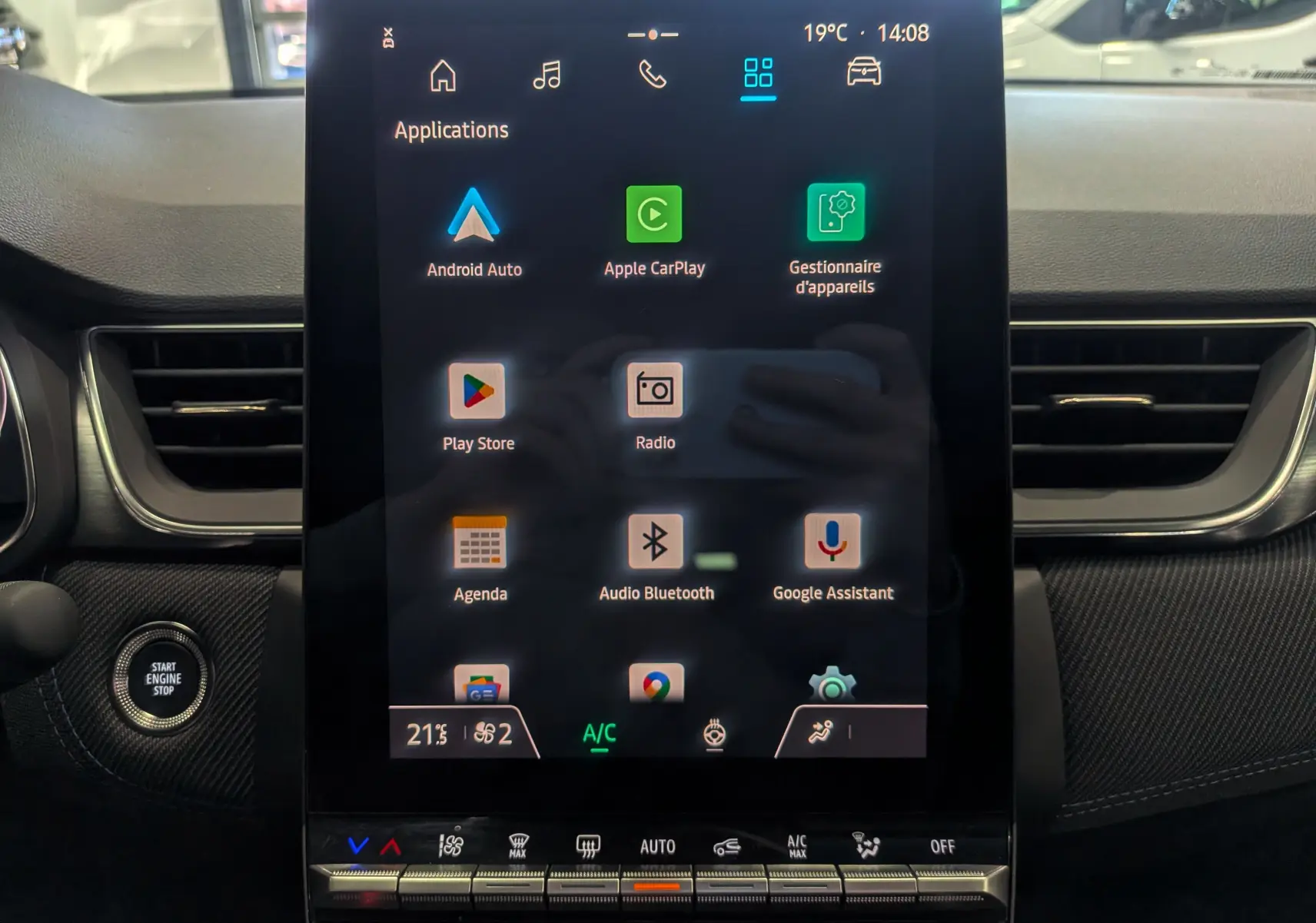 Vue rapprochée de l’écran tactile central du Renault Captur E-Tech 2025, affichant les applications connectées.