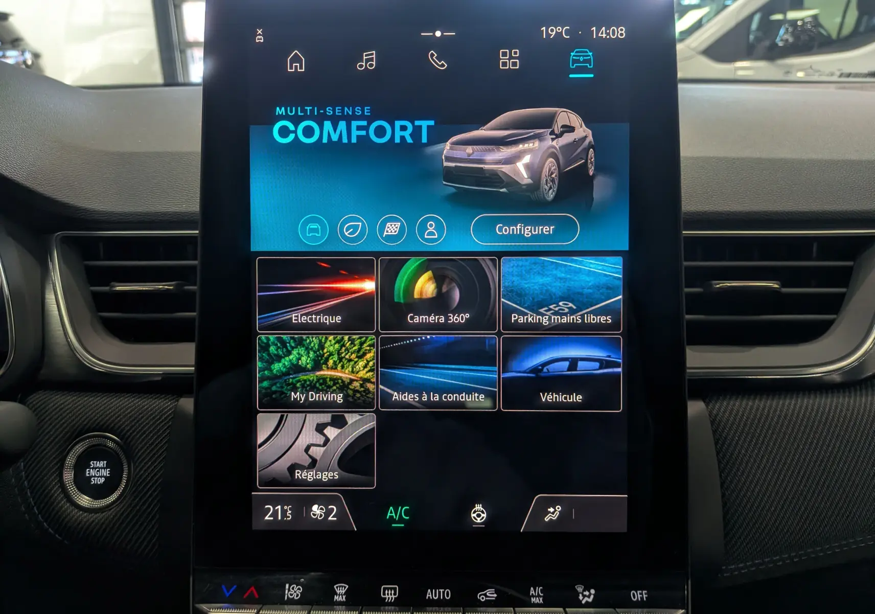 Écran tactile central du Renault Captur E-TECH 2025 affichant le mode Confort et options de conduite.