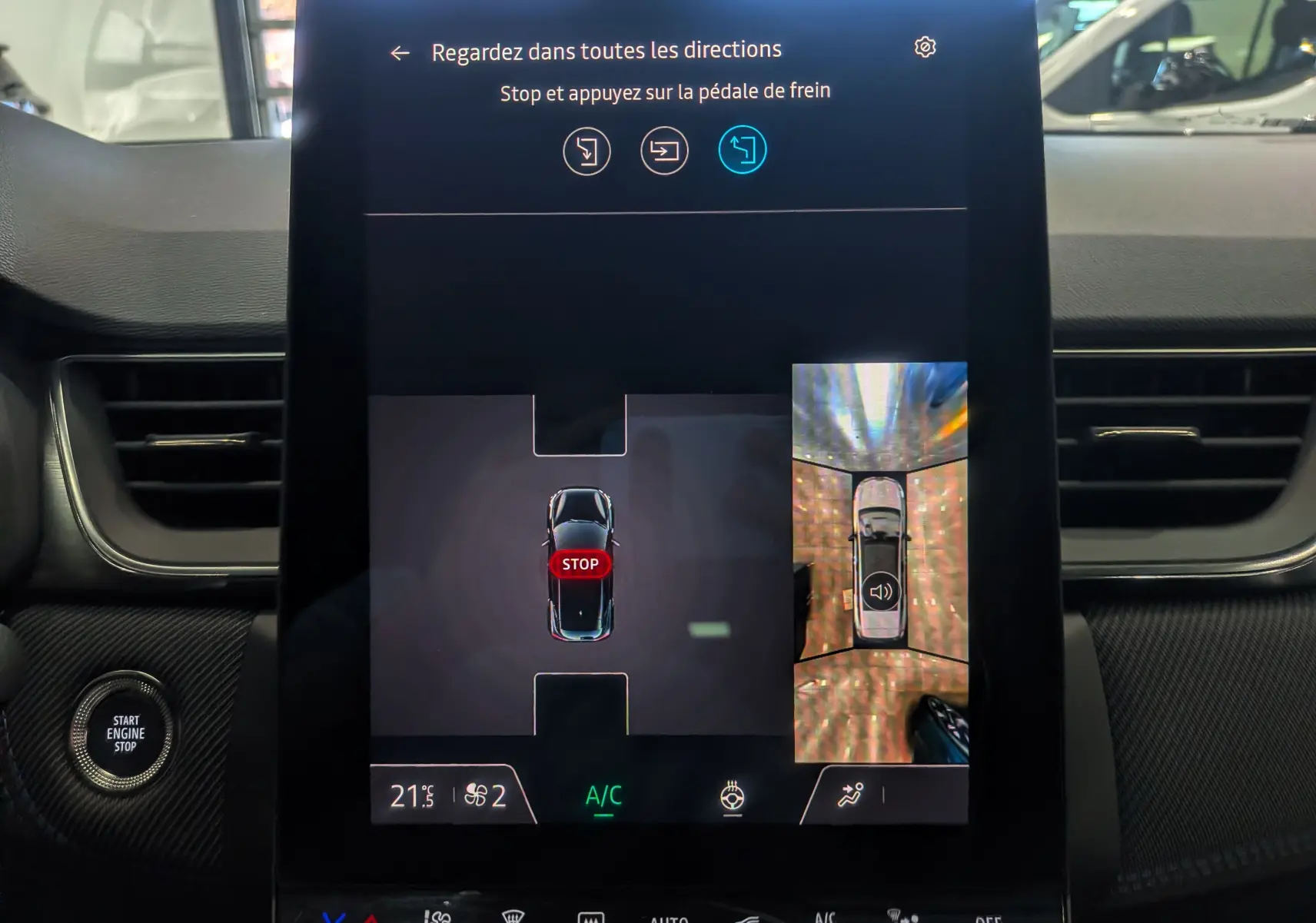Écran central du Renault Captur E-TECH 2025 montrant l'aide au stationnement avec vue 360° et message d'arrêt.