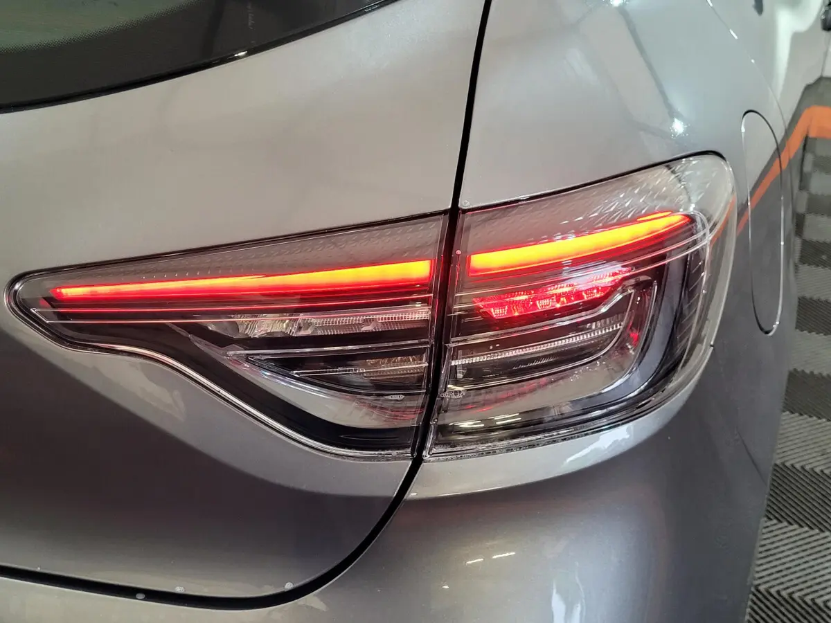 Gros plan sur le feu arrière droit allumé d'une Renault Clio gris foncé Evolution Blue dCi 100 de 2025.