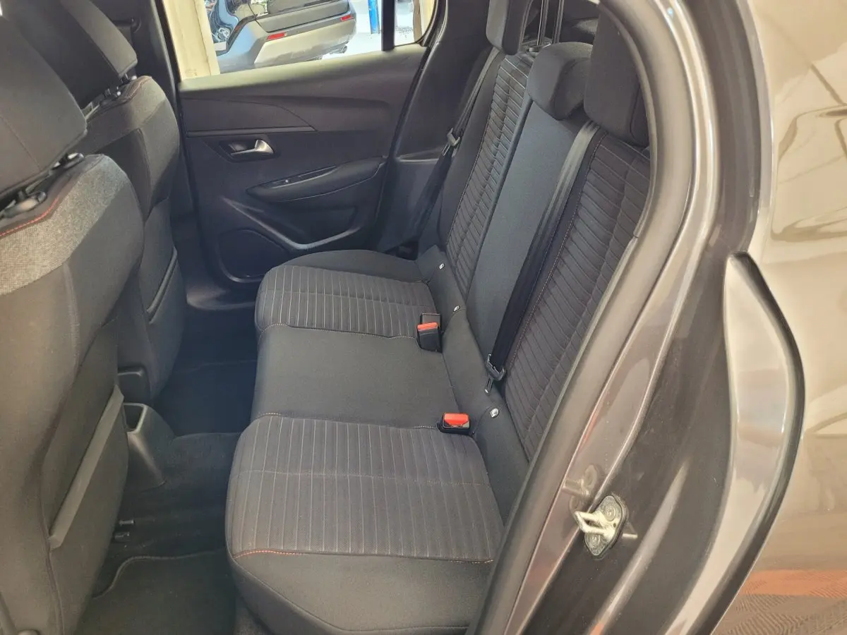 Vue intérieure côté droit sur la banquette arrière gris foncé de la Peugeot 208 BlueHDi 100 S&S Active Pack 2023.