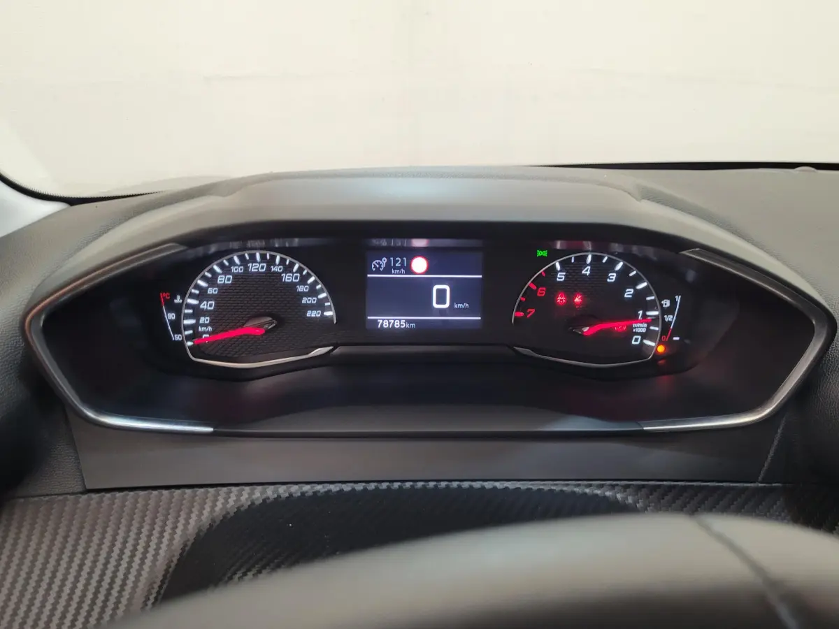 Tableau de bord de Peugeot 208 BlueHDi 100 S&S Active Pack 2023, affichage numérique et compte-tours rouge.