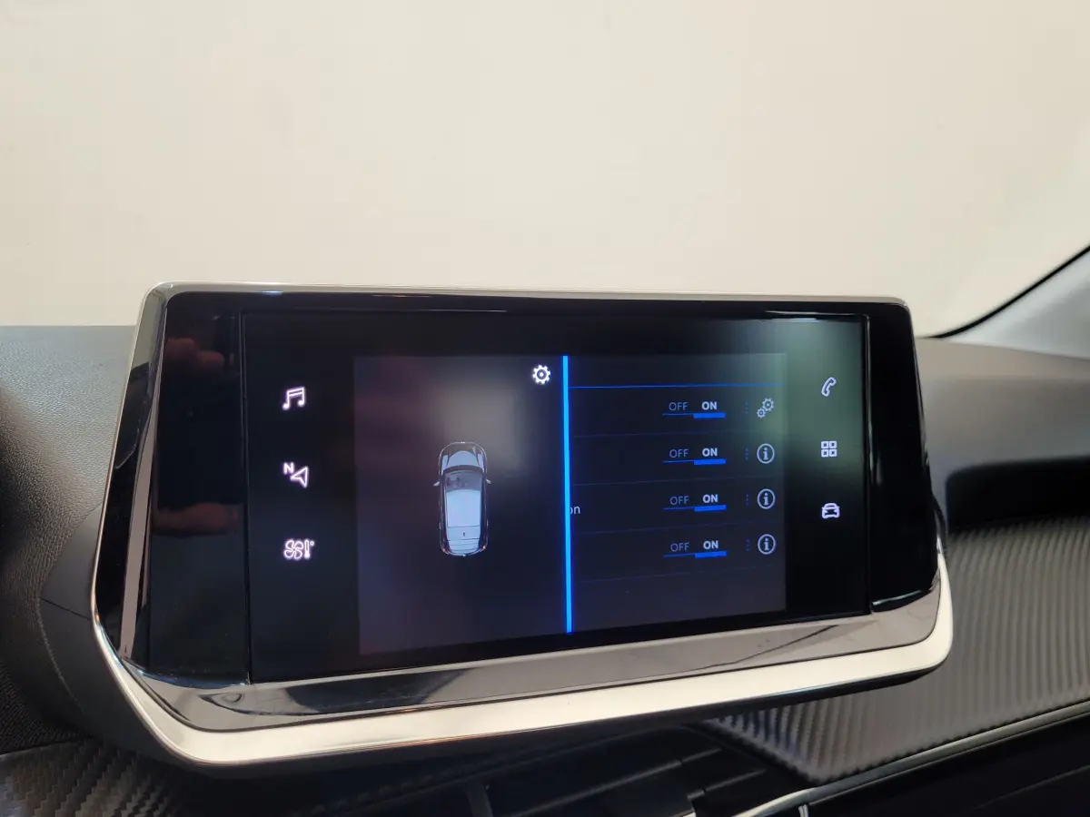 Écran tactile central affichant les réglages du véhicule Peugeot 208 gris foncé, vue intérieure frontale.
