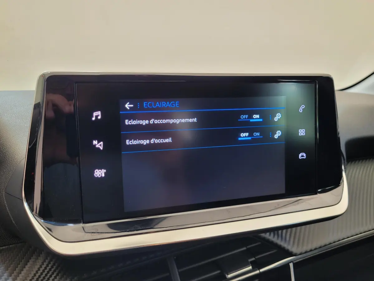 Écran tactile central affichant les réglages d’éclairage dans l’habitacle d’une Peugeot 208 gris foncé 2023.
