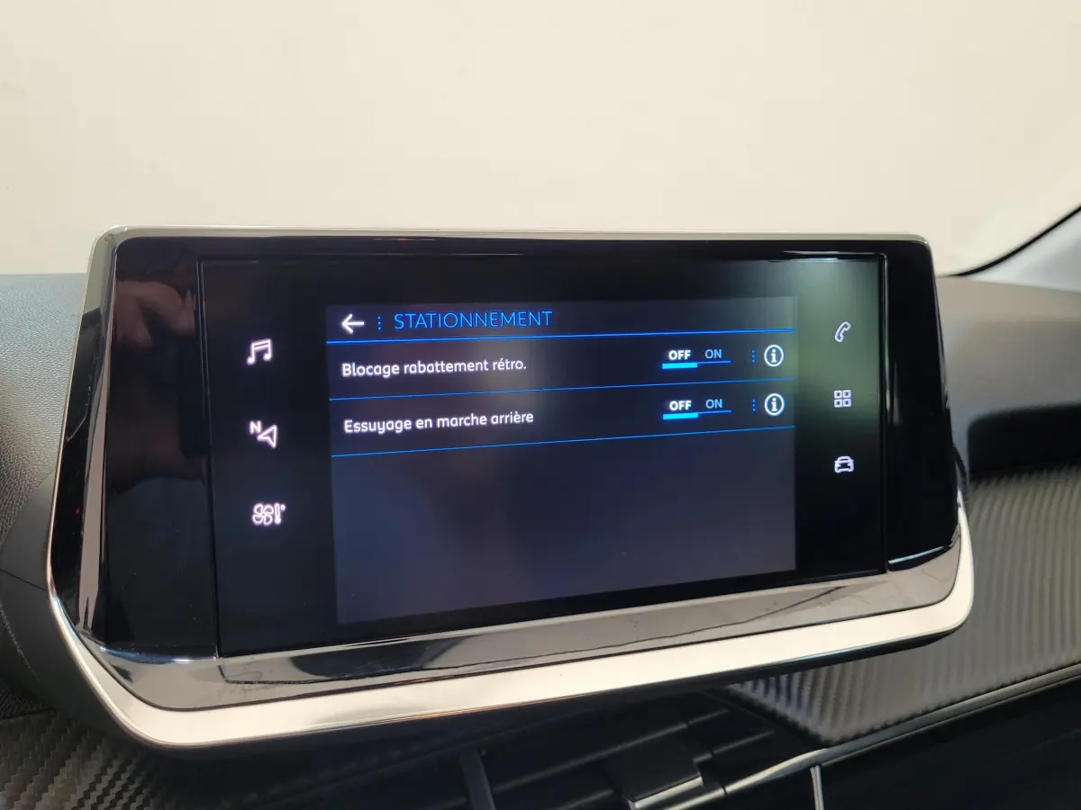 Écran tactile central de la Peugeot 208 Active Pack 2023 affichant les options de stationnement, intérieur noir.