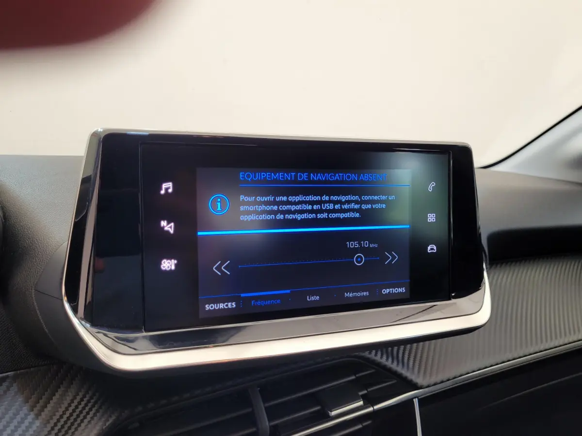 Écran tactile central de 7 pouces du tableau de bord d’une Peugeot 208 gris foncé, version BlueHDi 2023.
