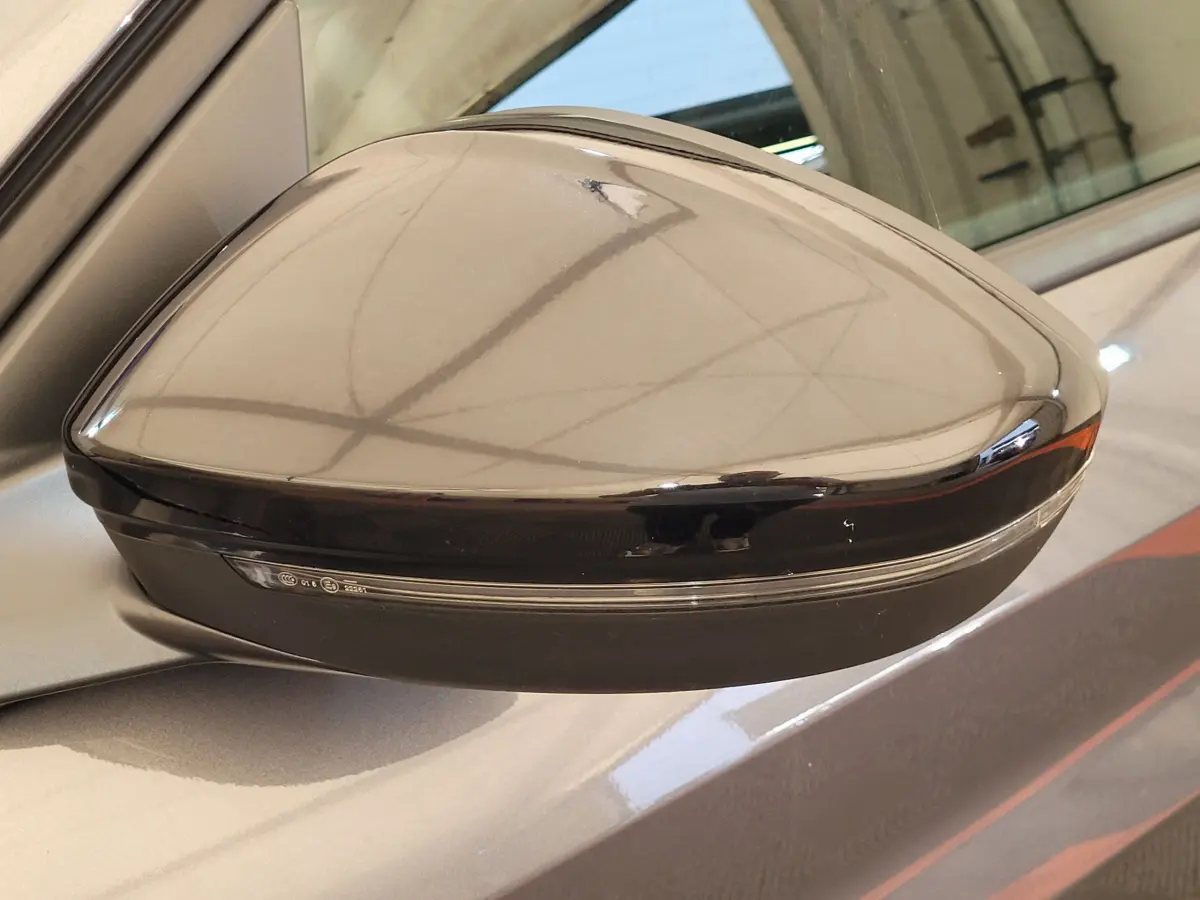 Rétroviseur extérieur droit gris foncé de la Peugeot 208 2023 avec clignotant intégré et finition lisse.