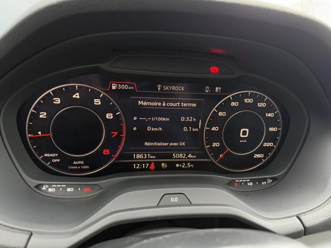 Vue rapprochée du tableau de bord numérique de l'Audi Q2 30 TFSI S-Line 2024, affichage vitesse et compte-tours.