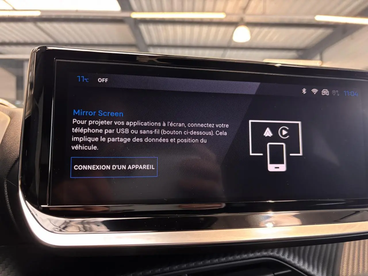 Écran tactile central du Peugeot 2008 gris 2025 affichant l'interface Mirror Screen pour connecter un smartphone.