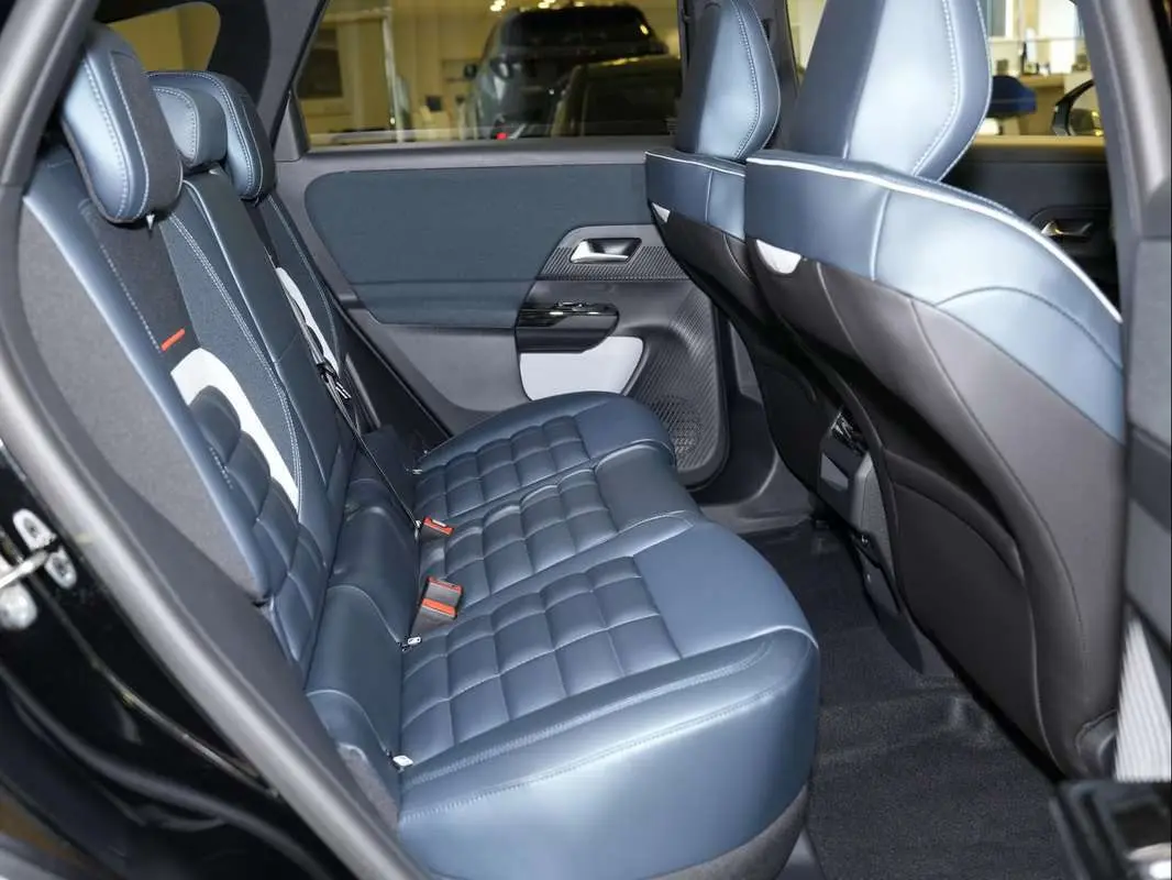 Vue intérieure côté droit des sièges arrière en cuir bleu matelassé du Citroën C5 Aircross New Hybrid 2026.