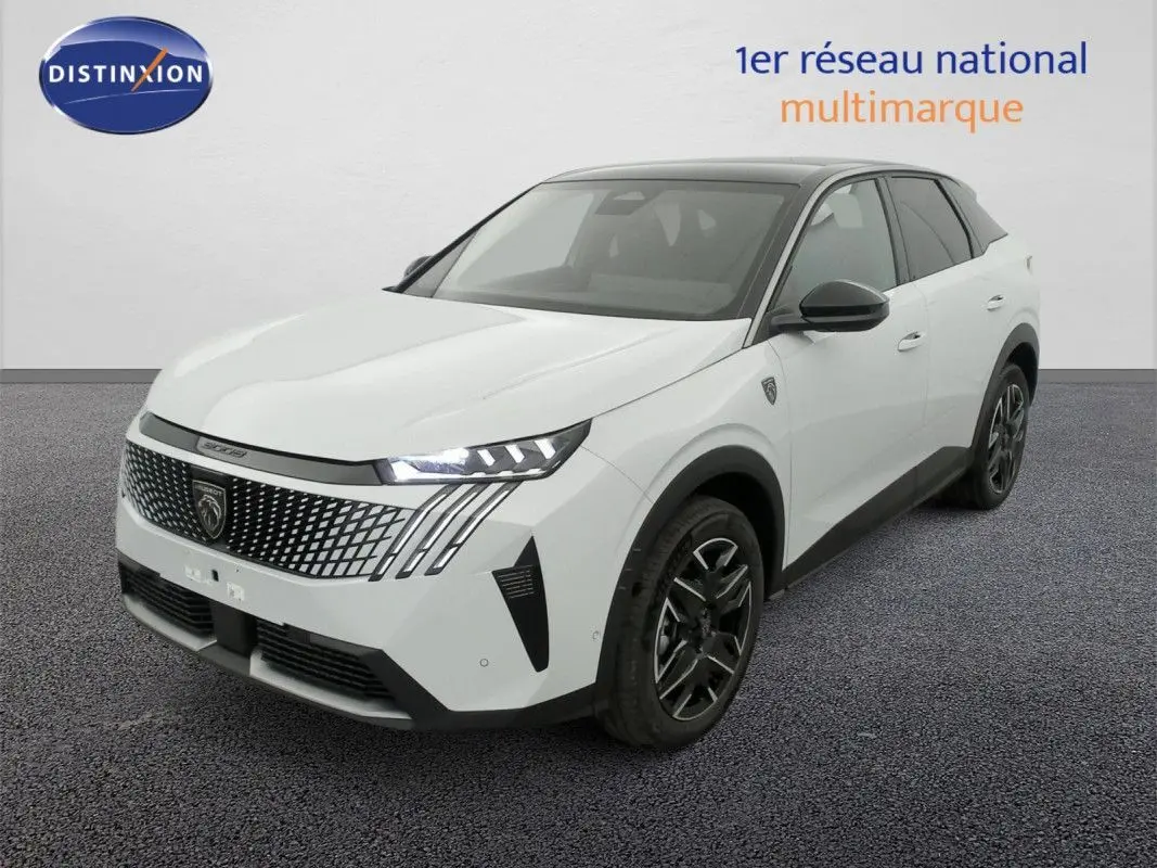Vue 3/4 avant droit d’un Peugeot 3008 Hybrid blanc Okenite avec toit noir, calandre distinctive et phares LED marqués.