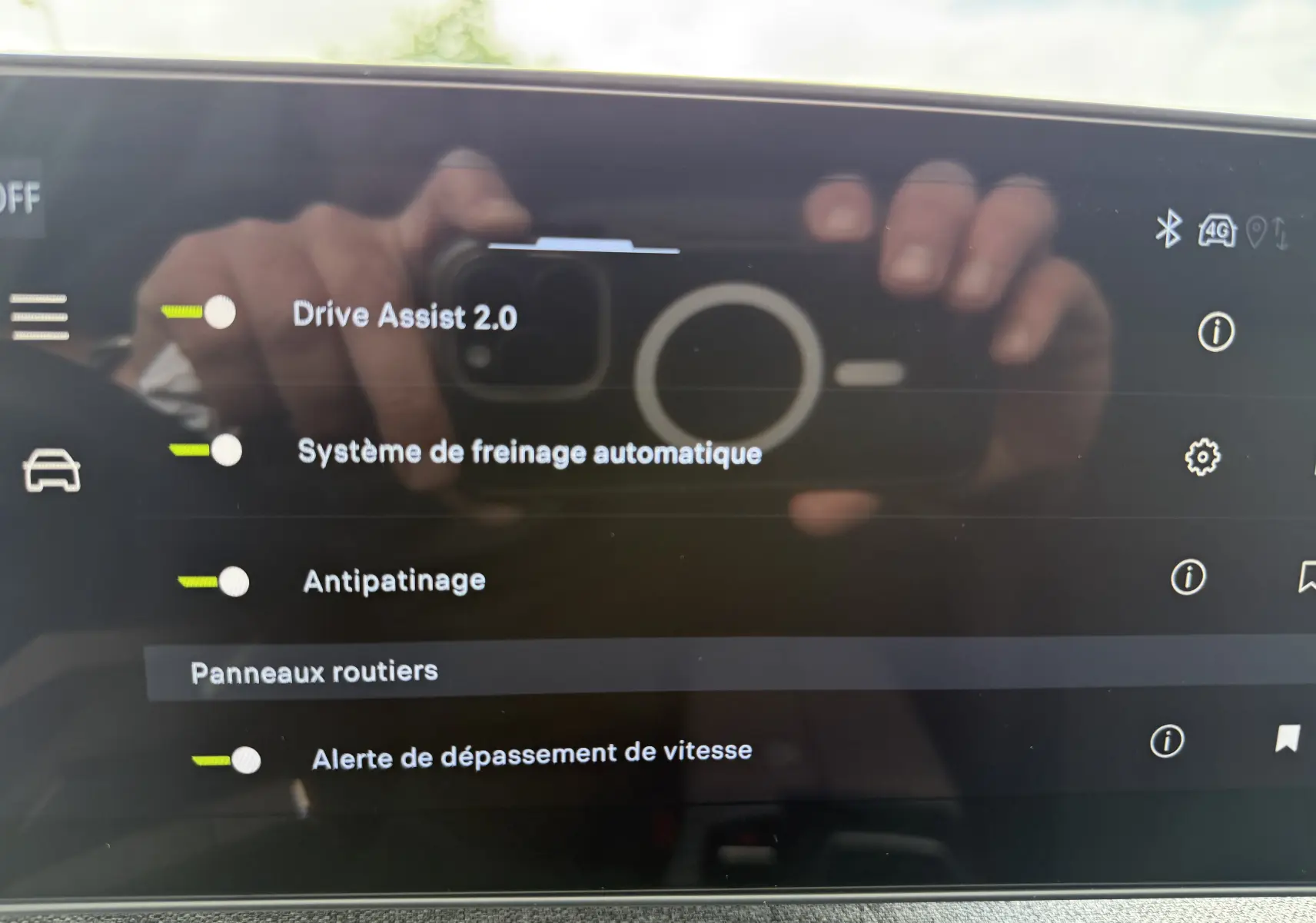 Écran tactile intérieur du Peugeot 3008 Hybrid 145ch GT, affichant les options d’aide à la conduite activées.