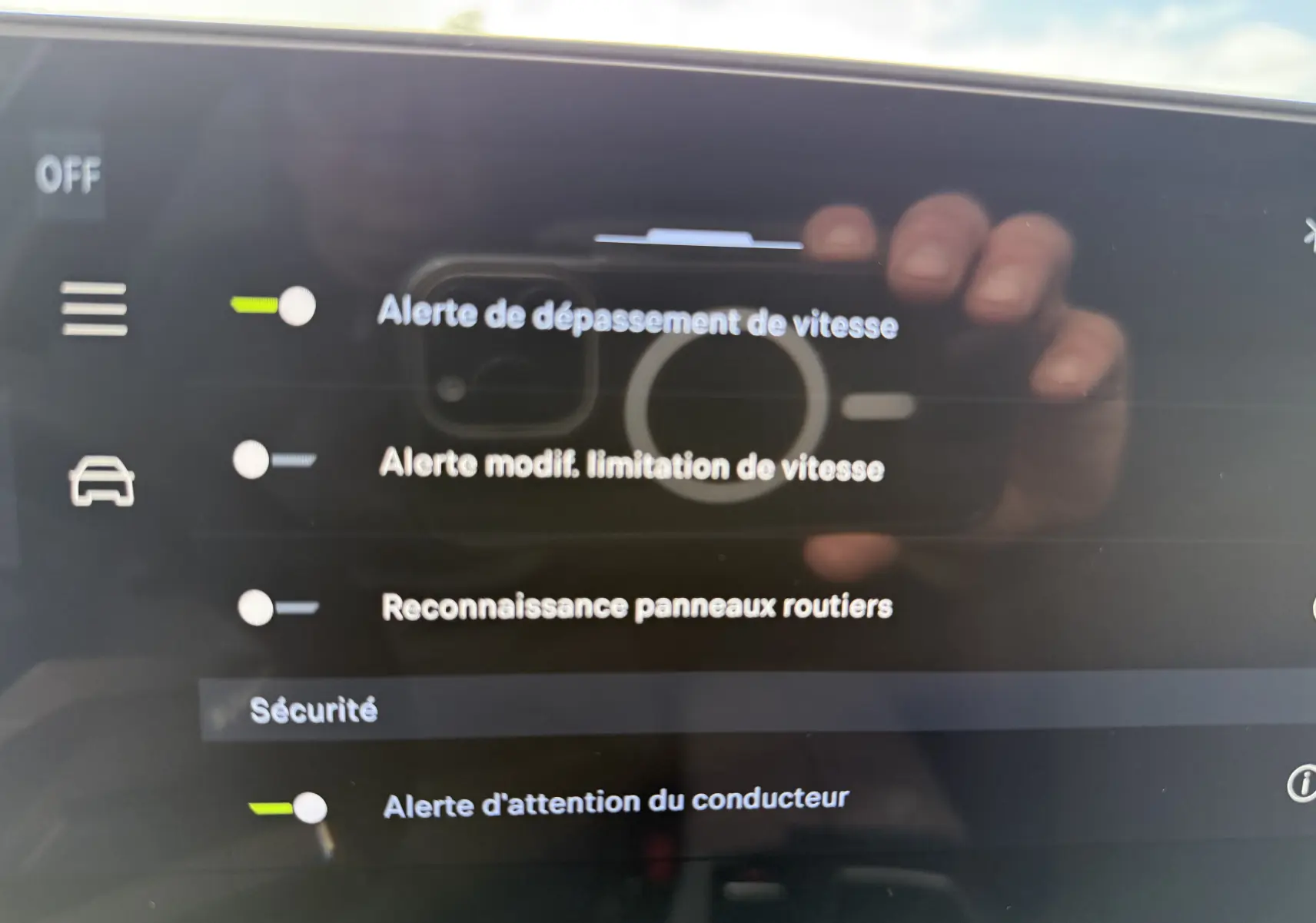 Écran tactile intérieur du Peugeot 3008 Hybrid 2026 montrant les réglages d'alertes de sécurité du conducteur.