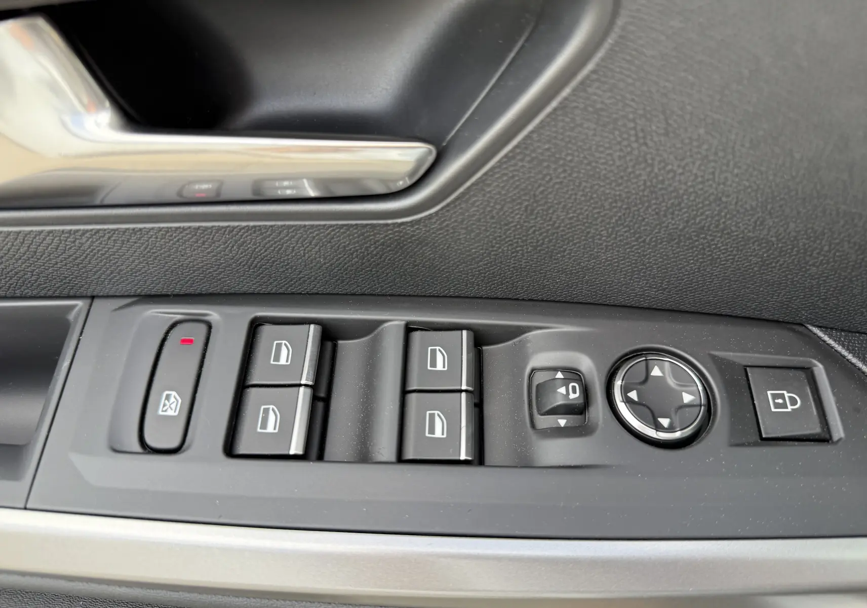 Gros plan sur les commandes de lève-vitres et rétroviseurs côté conducteur d’un Peugeot 3008 Hybrid blanc, intérieur noir.
