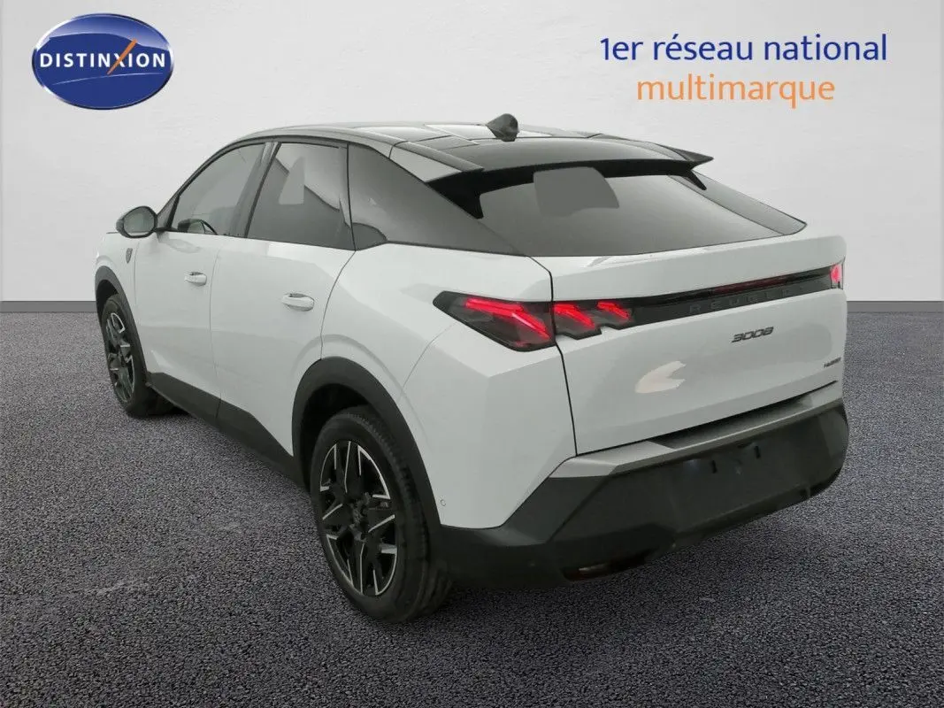 Vue 3/4 arrière droite du Peugeot 3008 Hybrid blanc Okenite avec toit noir et jantes noires distinctives.