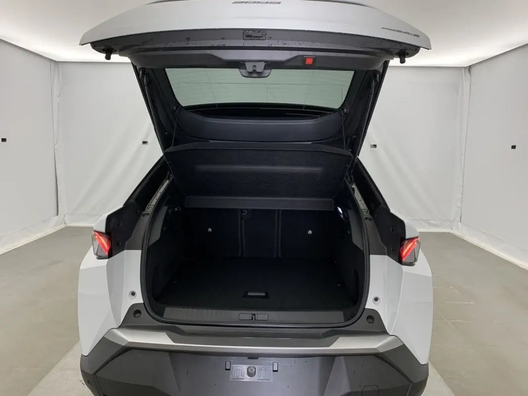 Vue intérieure du tableau de bord du Peugeot 3008 Hybrid 2026, avec écran tactile et navigation affichée.