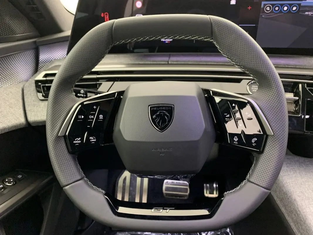 Vue intérieure des sièges arrière en cuir noir et tissu gris du Peugeot 3008 Hybrid 2026, côté droit visible.
