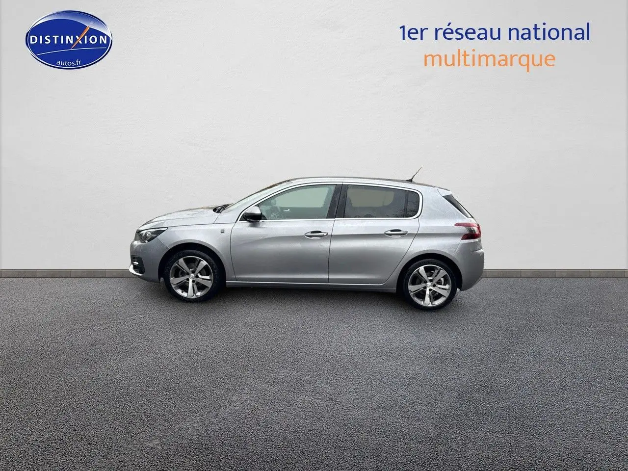 Peugeot 308 gris Artense vue de profil côté gauche, soulignant ses lignes épurées et jantes alliage 17 pouces.