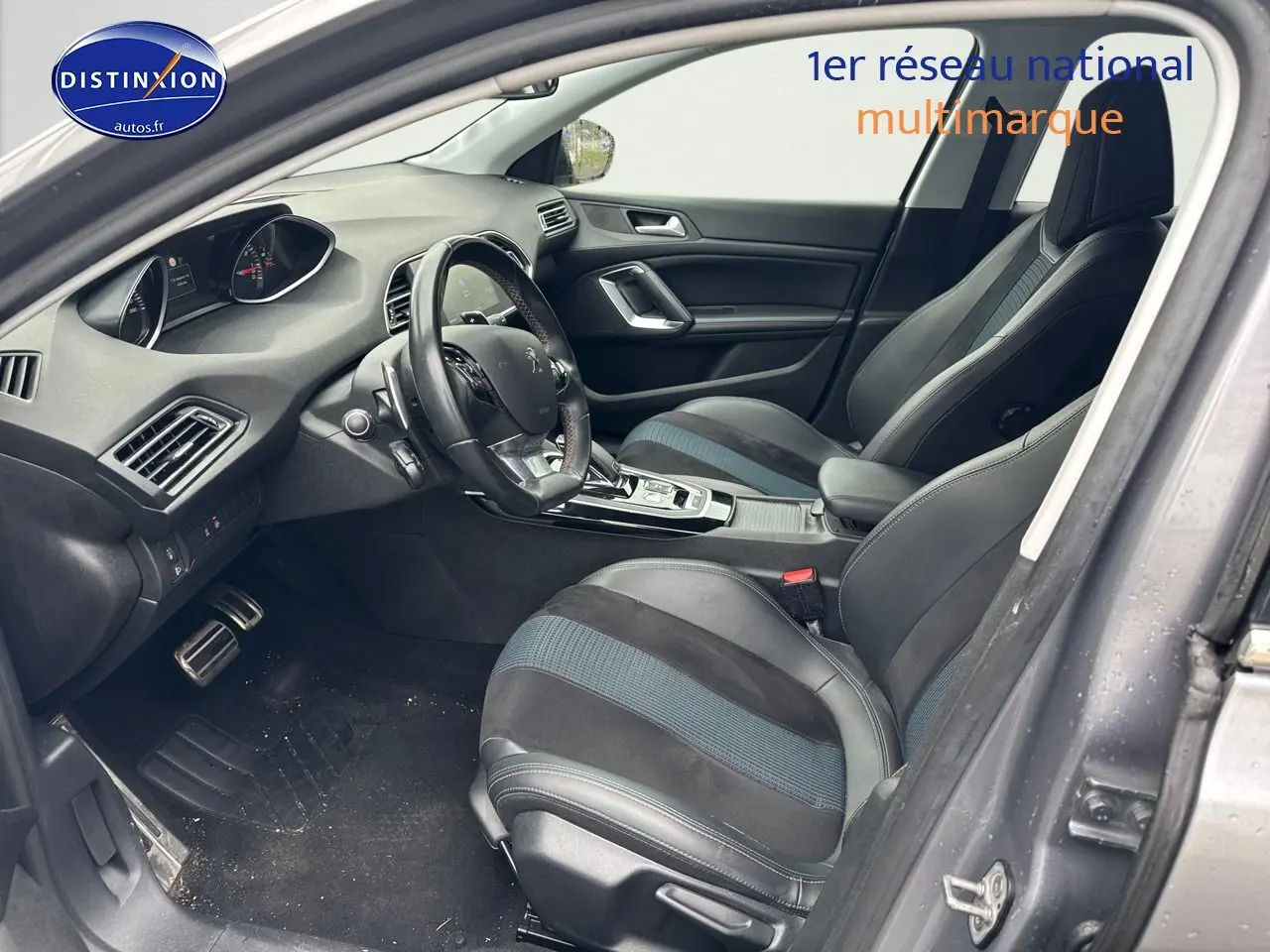 Intérieur avant droit de la Peugeot 308 gris Artense 2019, montrant sièges sport et tableau de bord moderne.