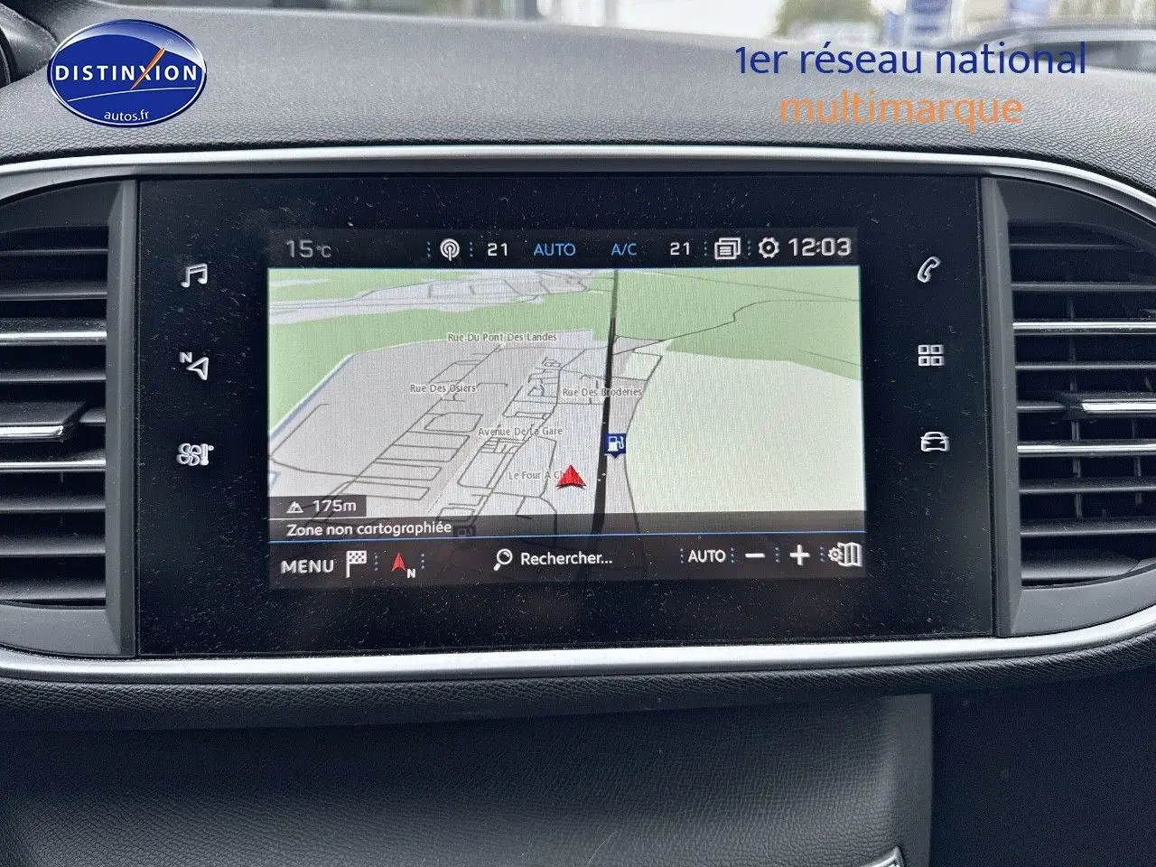 Écran tactile central du tableau de bord de la Peugeot 308 2019 affichant la navigation GPS en mode carte.