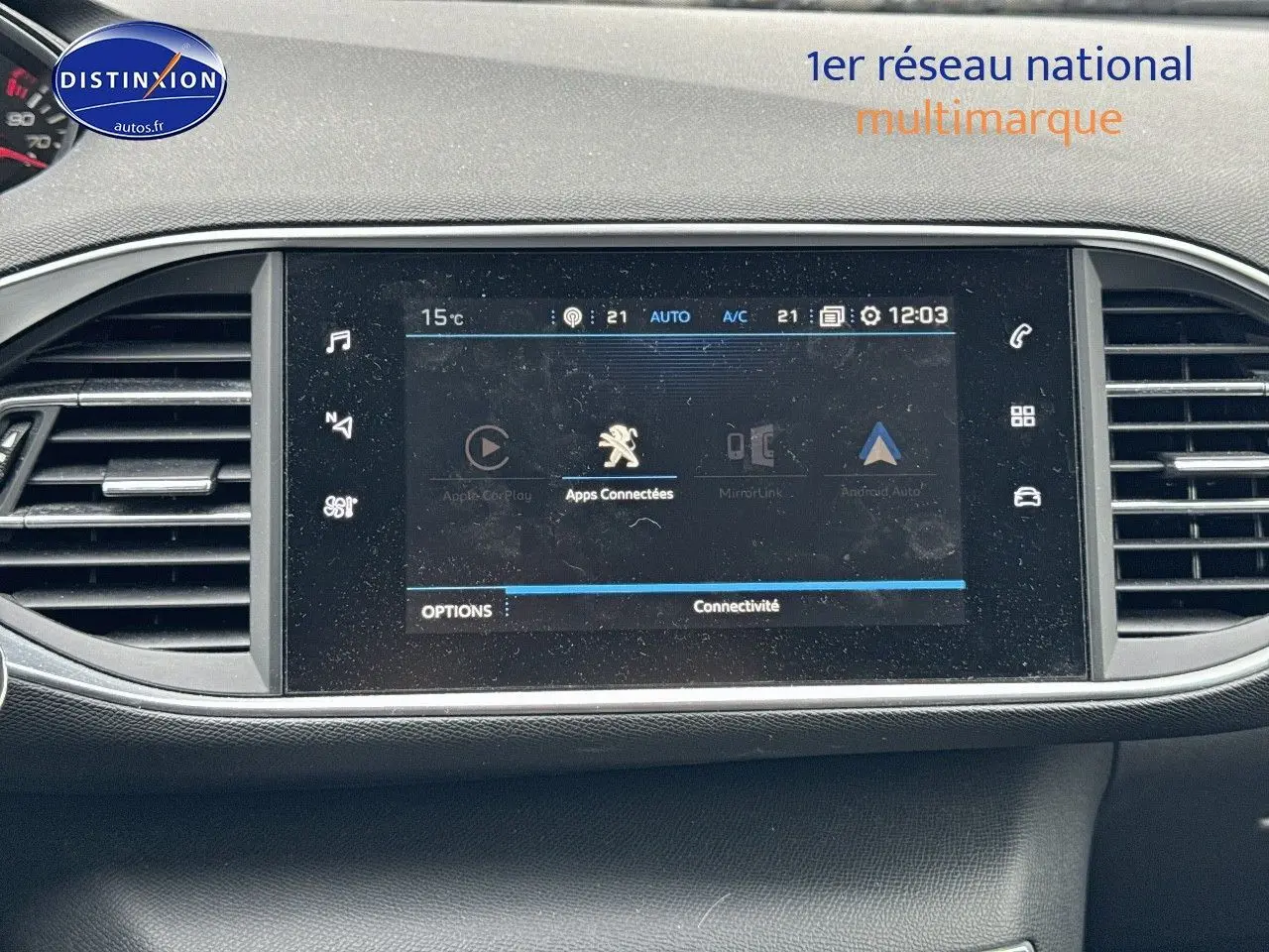 Écran tactile central de la Peugeot 308 gris Artense de 2019, affichant les applications connectées et la climatisation.