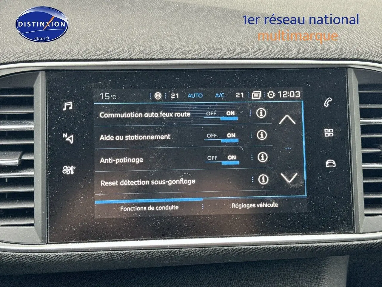 Écran tactile central de la Peugeot 308 gris Artense affichant les réglages d’aide à la conduite et sécurité.