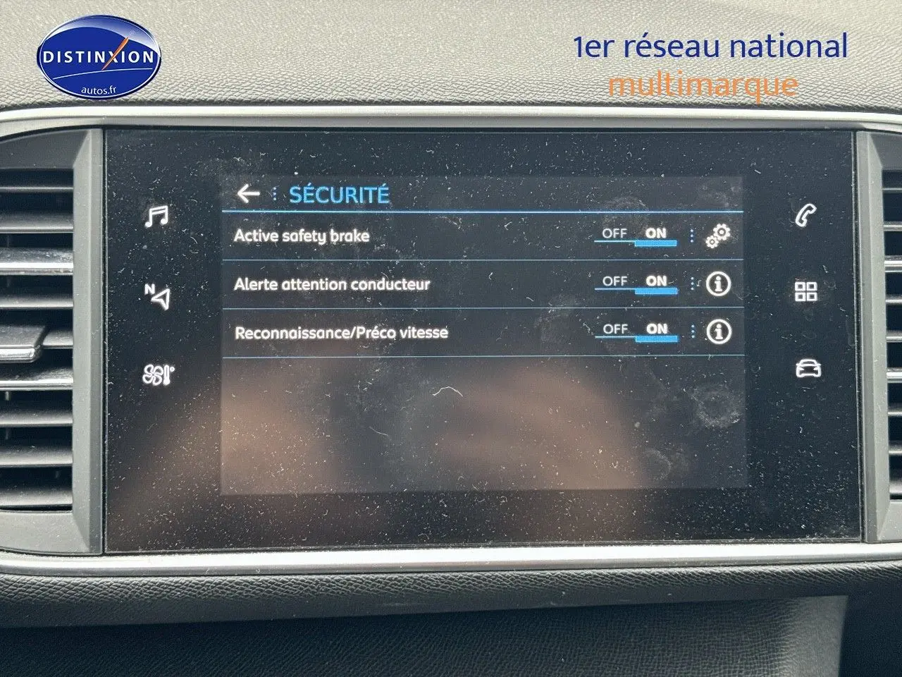 Écran tactile central de la Peugeot 308 gris Artense affichant les options de sécurité activées.