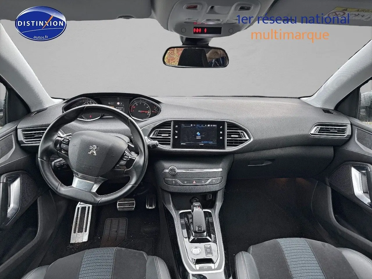 Intérieur avant de la Peugeot 308 gris Artense 2019, vue du tableau de bord et volant côté gauche avec écran tactile central.