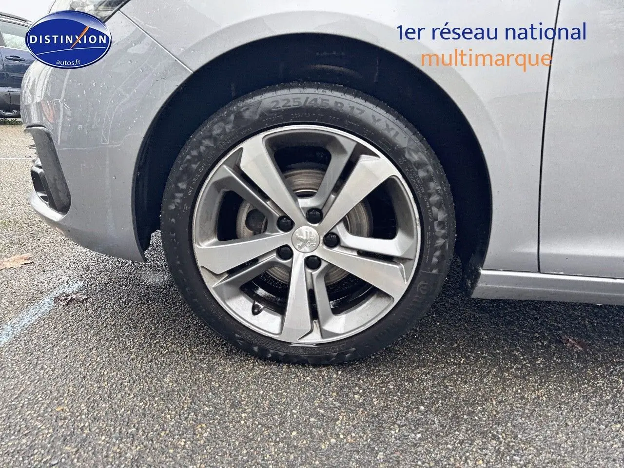 Gros plan sur la roue avant gauche d'une Peugeot 308 gris Artense avec jante alliage 17 pouces.