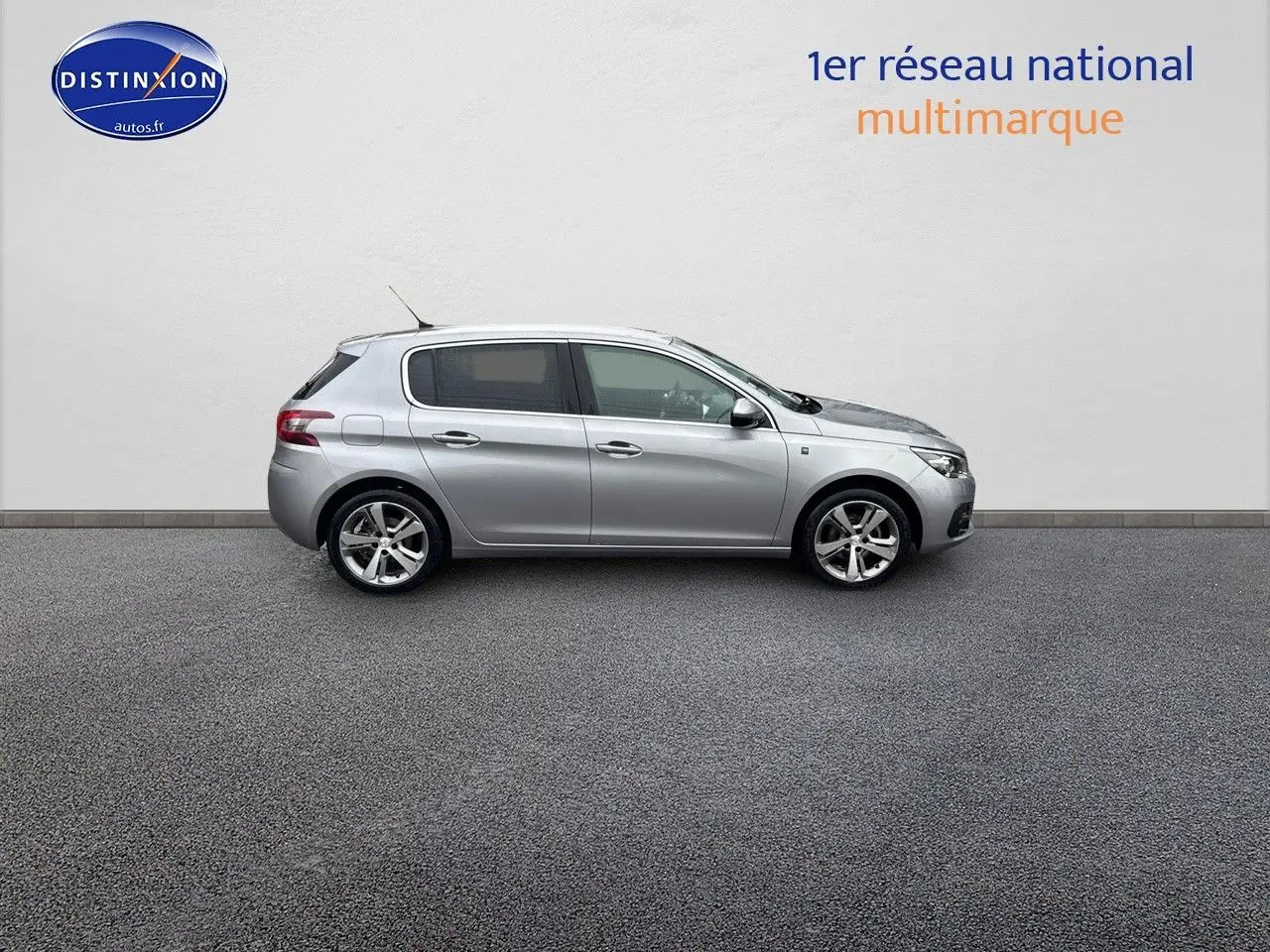 Profil côté gauche d'une Peugeot 308 gris Artense de 2019, compacte cinq portes sur fond neutre.