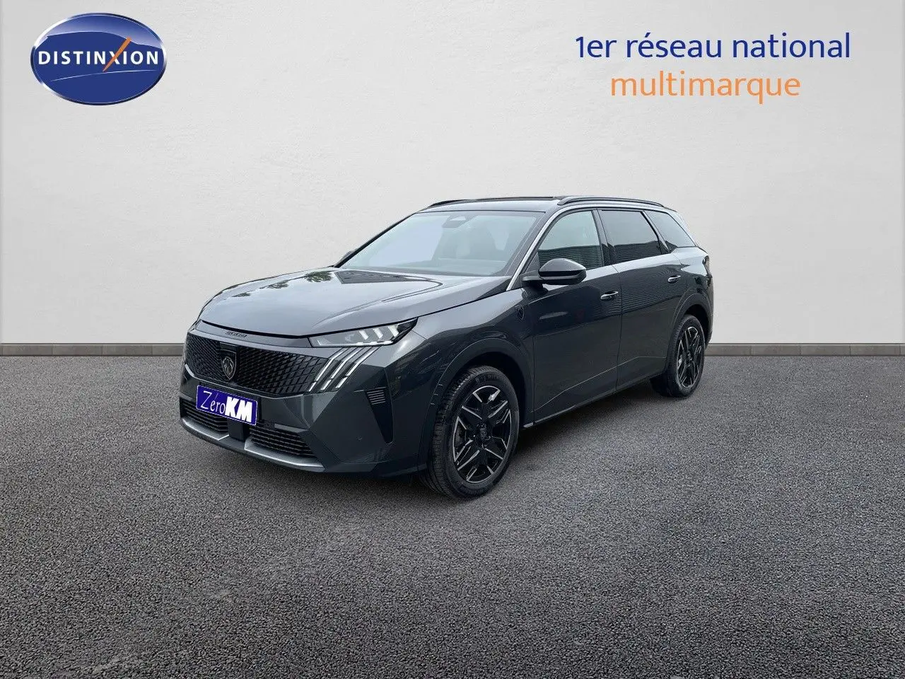 Peugeot 5008 Hybrid 136ch GT gris titane métal avec toit noir, vue 3/4 avant droit sur fond neutre.