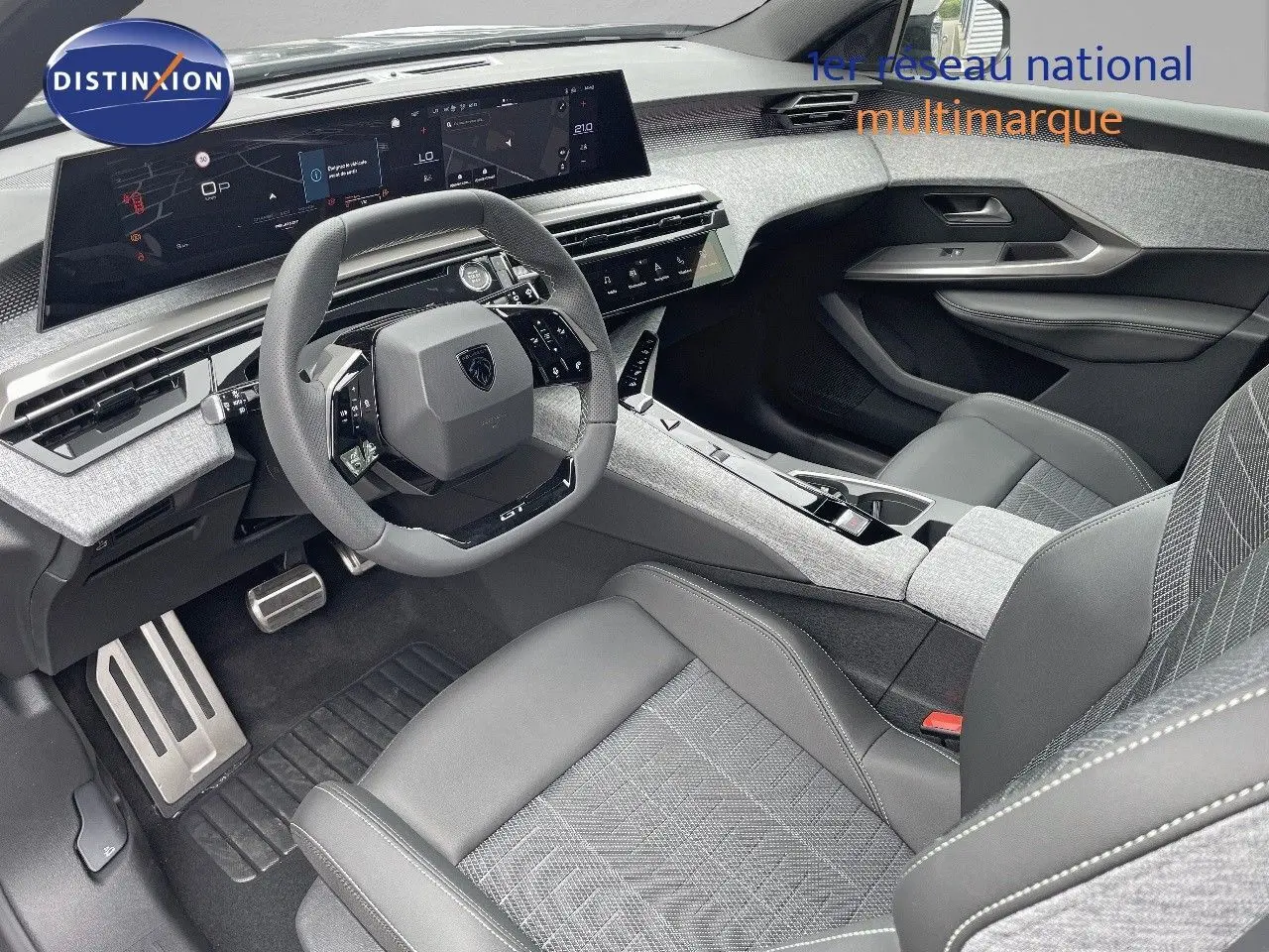 Intérieur du Peugeot 5008 Hybrid 136ch GT 2025, vue côté conducteur, sièges cuir noir et tissu gris, tableau de bord numérique.