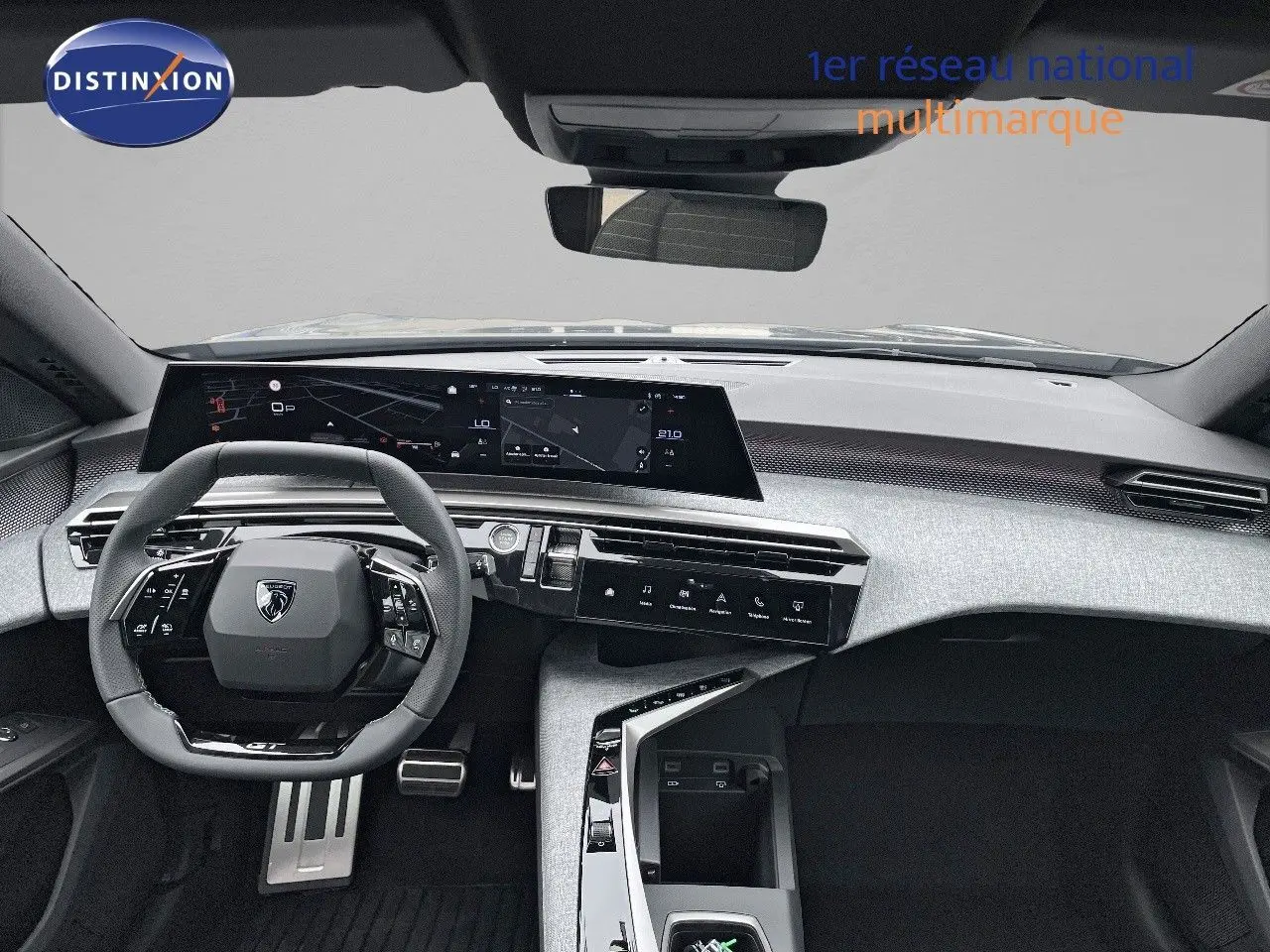 Intérieur du Peugeot 5008 Hybrid 136ch GT 2025, vue frontale du tableau de bord avec écran large et volant compact noir.